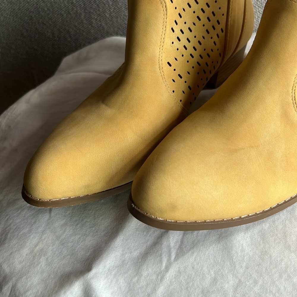 Sobeyo perforated block heel western bootie - butter yellow-size 10 - Picture 5 of 9